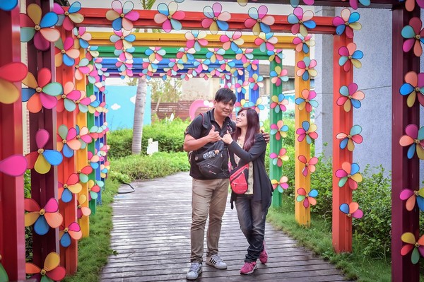 茉莉花壇夢想館:【彰化花壇景點】茉莉花壇夢想館~五彩繽紛彩色屋,秘密花園,彩虹風車廊道,許願鐘及愛情造景拍不停