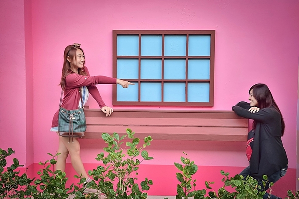 茉莉花壇夢想館:【彰化花壇景點】茉莉花壇夢想館~五彩繽紛彩色屋,秘密花園,彩虹風車廊道,許願鐘及愛情造景拍不停