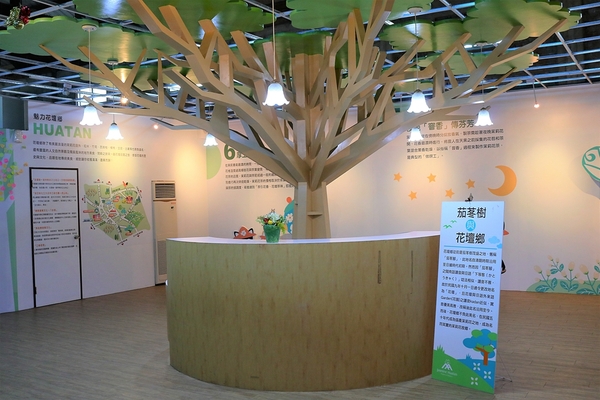 茉莉花壇夢想館:【彰化花壇景點】茉莉花壇夢想館~五彩繽紛彩色屋,秘密花園,彩虹風車廊道,許願鐘及愛情造景拍不停