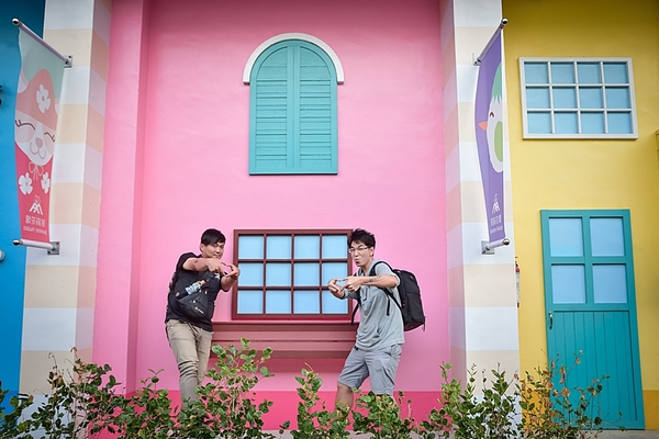 茉莉花壇夢想館:【彰化花壇景點】茉莉花壇夢想館~五彩繽紛彩色屋,秘密花園,彩虹風車廊道,許願鐘及愛情造景拍不停