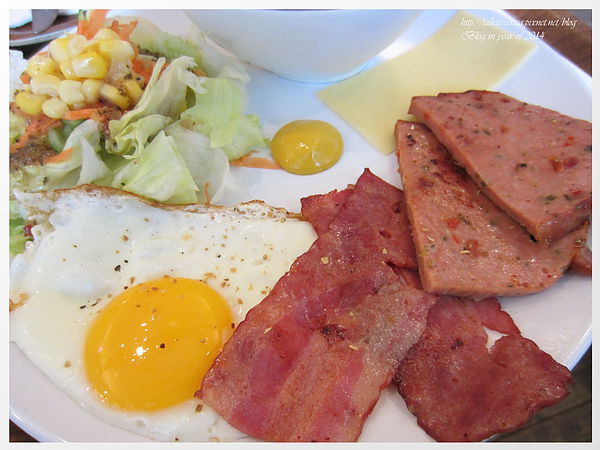 『呷』「捷運永安市場站」☆ 黃白小屋 ☆ 美味特別的德式早午餐