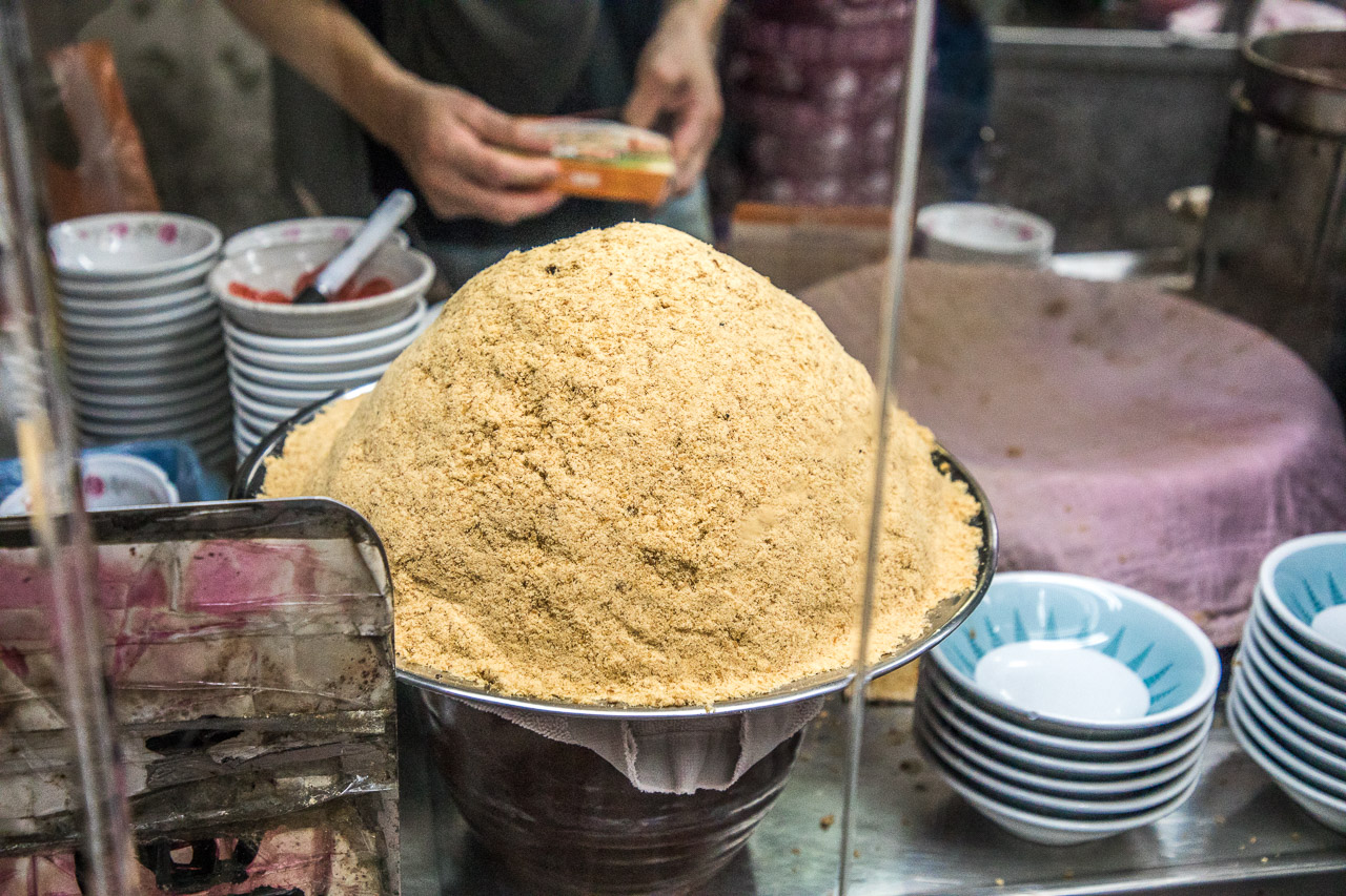 台南在地人的深夜食堂！戽斗米糕～魚鬆滷肉Ｑ米糕，一吃上癮的懷舊古早味！