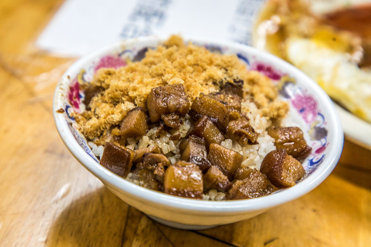 台南在地人的深夜食堂！戽斗米糕～魚鬆滷肉Ｑ米糕，一吃上癮的懷舊古早味！