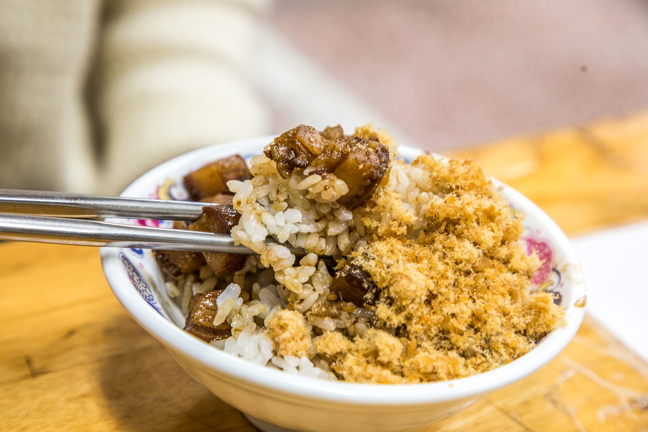台南在地人的深夜食堂！戽斗米糕～魚鬆滷肉Ｑ米糕，一吃上癮的懷舊古早味！