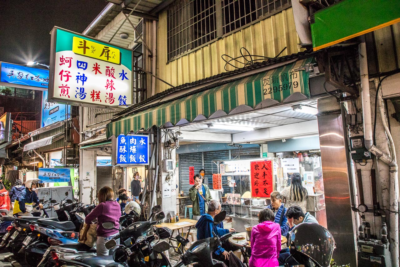 台南在地人的深夜食堂！戽斗米糕～魚鬆滷肉Ｑ米糕，一吃上癮的懷舊古早味！