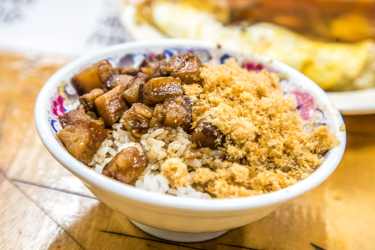 台南在地人的深夜食堂！戽斗米糕～魚鬆滷肉Ｑ米糕，一吃上癮的懷舊古早味！