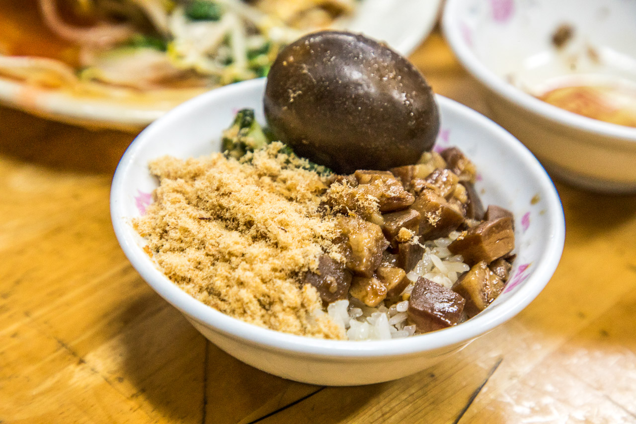台南在地人的深夜食堂！戽斗米糕～魚鬆滷肉Ｑ米糕，一吃上癮的懷舊古早味！