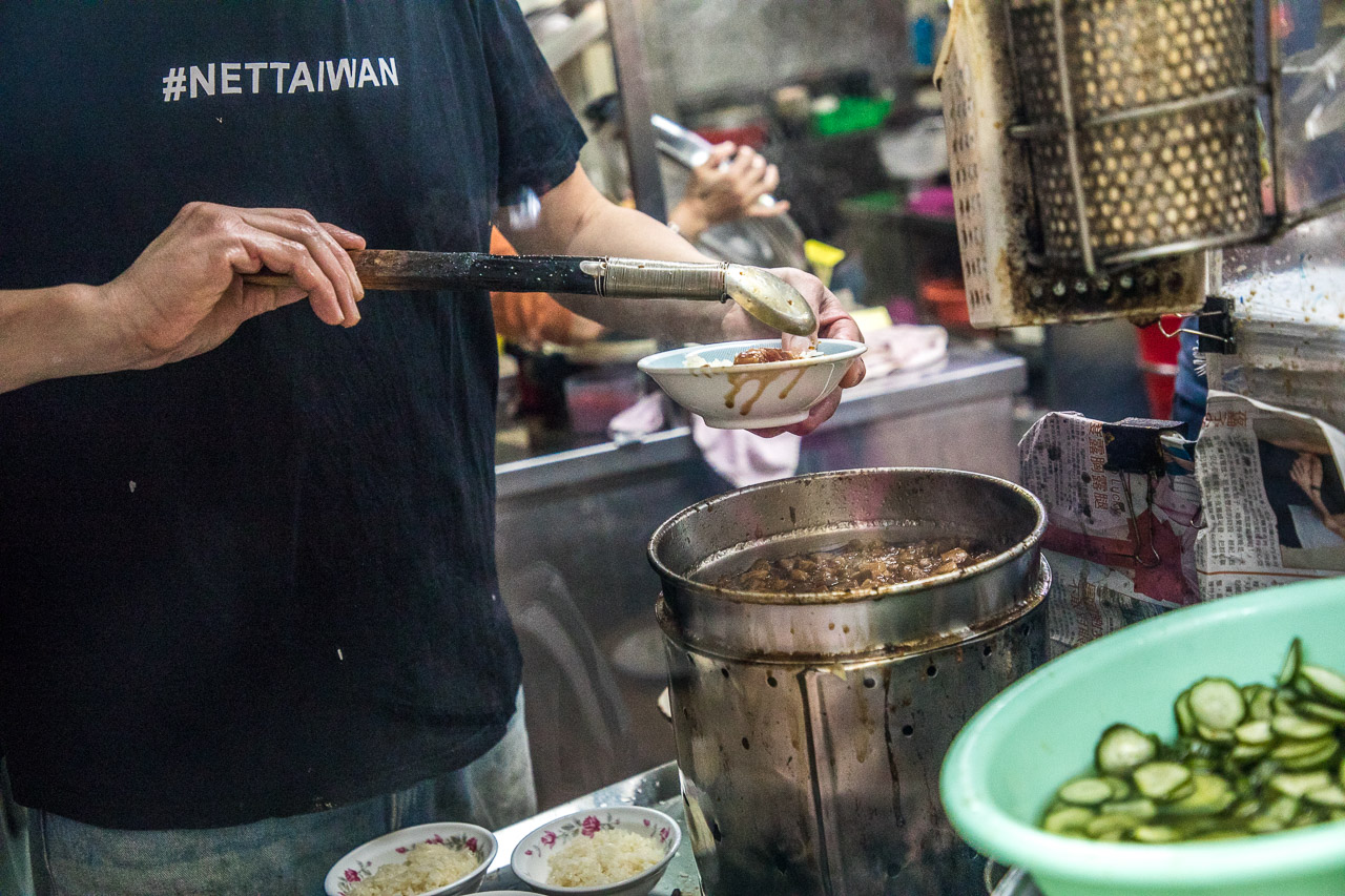 台南在地人的深夜食堂！戽斗米糕～魚鬆滷肉Ｑ米糕，一吃上癮的懷舊古早味！