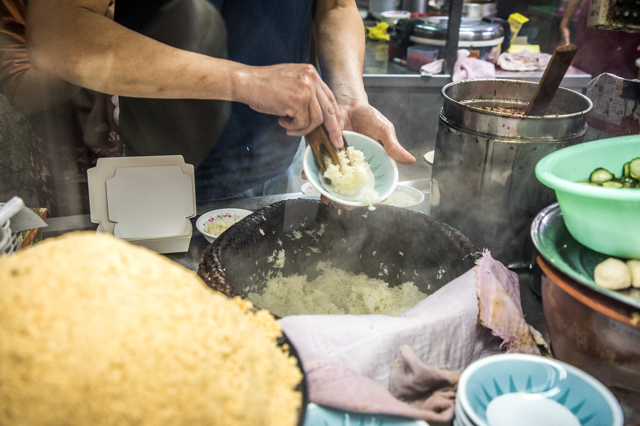 台南在地人的深夜食堂！戽斗米糕～魚鬆滷肉Ｑ米糕，一吃上癮的懷舊古早味！