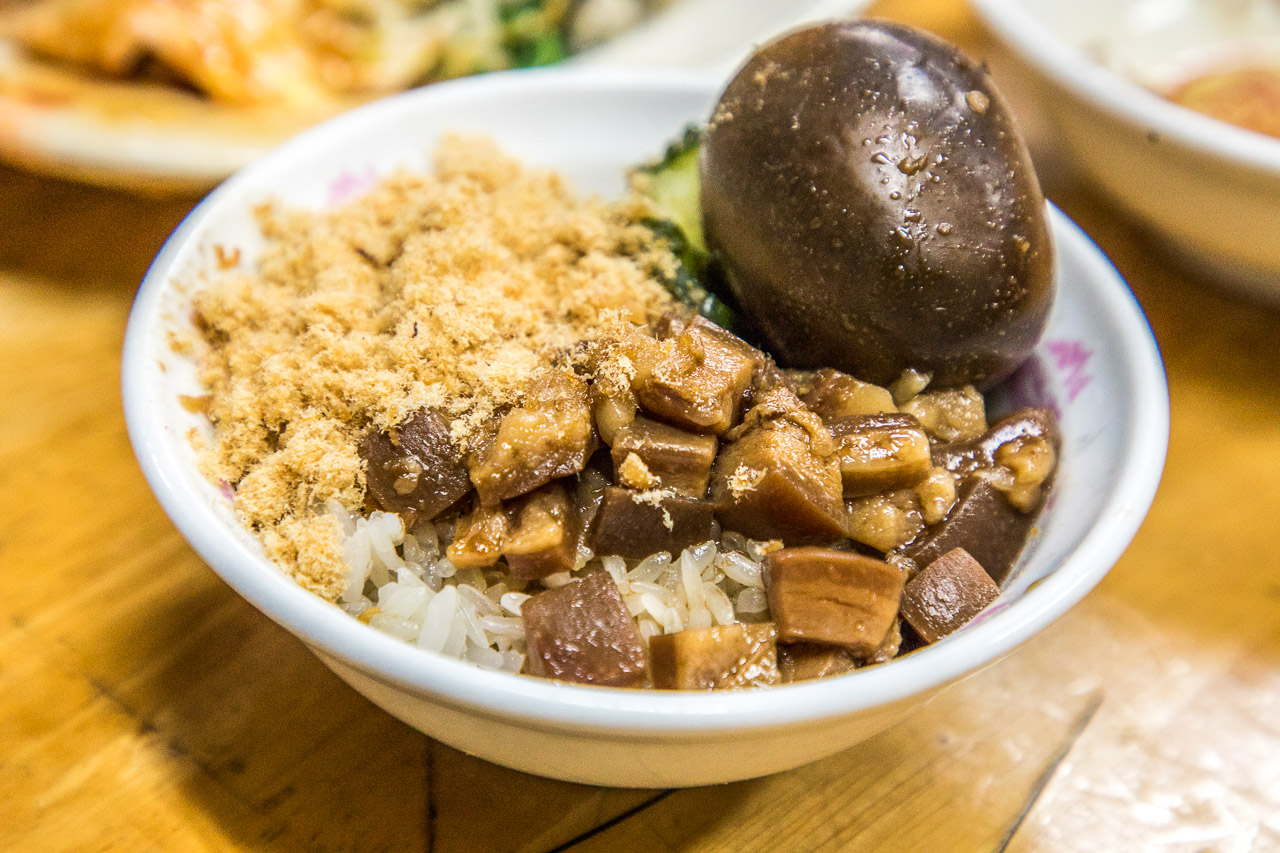 台南在地人的深夜食堂！戽斗米糕～魚鬆滷肉Ｑ米糕，一吃上癮的懷舊古早味！