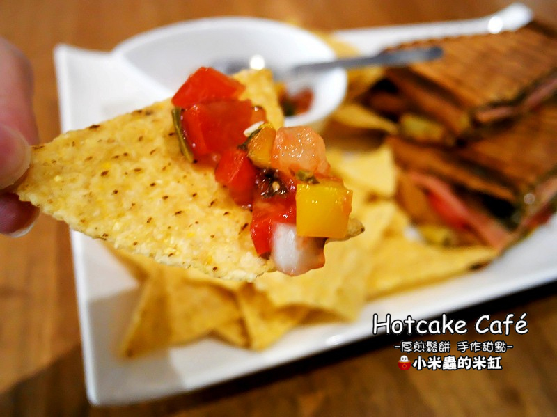 【捷運南京三民站】Hotcake Café 厚煎鬆餅 手作甜點，隱身在巷弄裡的早午餐店，厚鬆餅真的很邪惡誘人耶!!(不限時咖啡廳/免服務費/免費插座/免費WIFI/台北早午餐、下午茶推薦/民生社區)