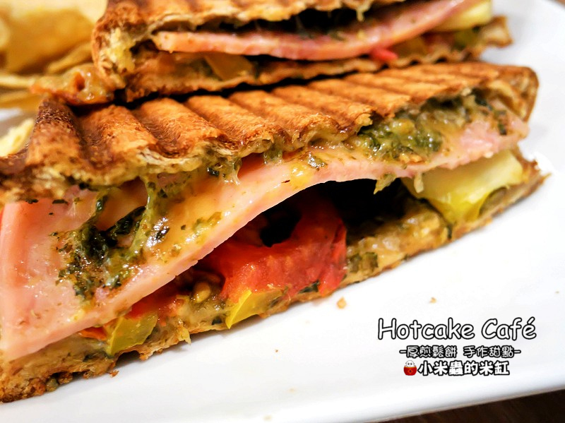 【捷運南京三民站】Hotcake Café 厚煎鬆餅 手作甜點，隱身在巷弄裡的早午餐店，厚鬆餅真的很邪惡誘人耶!!(不限時咖啡廳/免服務費/免費插座/免費WIFI/台北早午餐、下午茶推薦/民生社區)