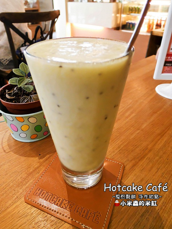 【捷運南京三民站】Hotcake Café 厚煎鬆餅 手作甜點，隱身在巷弄裡的早午餐店，厚鬆餅真的很邪惡誘人耶!!(不限時咖啡廳/免服務費/免費插座/免費WIFI/台北早午餐、下午茶推薦/民生社區)