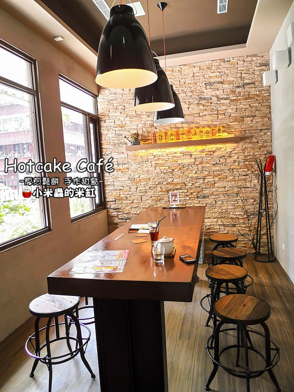 【捷運南京三民站】Hotcake Café 厚煎鬆餅 手作甜點，隱身在巷弄裡的早午餐店，厚鬆餅真的很邪惡誘人耶!!(不限時咖啡廳/免服務費/免費插座/免費WIFI/台北早午餐、下午茶推薦/民生社區)