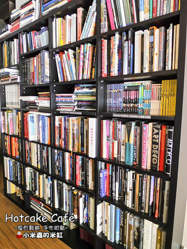 【捷運南京三民站】Hotcake Café 厚煎鬆餅 手作甜點，隱身在巷弄裡的早午餐店，厚鬆餅真的很邪惡誘人耶!!(不限時咖啡廳/免服務費/免費插座/免費WIFI/台北早午餐、下午茶推薦/民生社區)