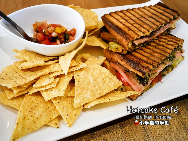 【捷運南京三民站】Hotcake Café 厚煎鬆餅 手作甜點，隱身在巷弄裡的早午餐店，厚鬆餅真的很邪惡誘人耶!!(不限時咖啡廳/免服務費/免費插座/免費WIFI/台北早午餐、下午茶推薦/民生社區)