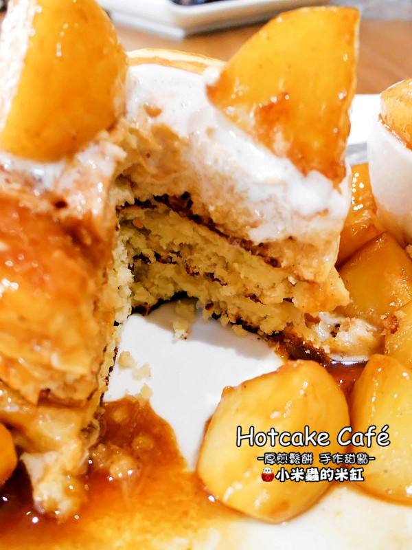 【捷運南京三民站】Hotcake Café 厚煎鬆餅 手作甜點，隱身在巷弄裡的早午餐店，厚鬆餅真的很邪惡誘人耶!!(不限時咖啡廳/免服務費/免費插座/免費WIFI/台北早午餐、下午茶推薦/民生社區)