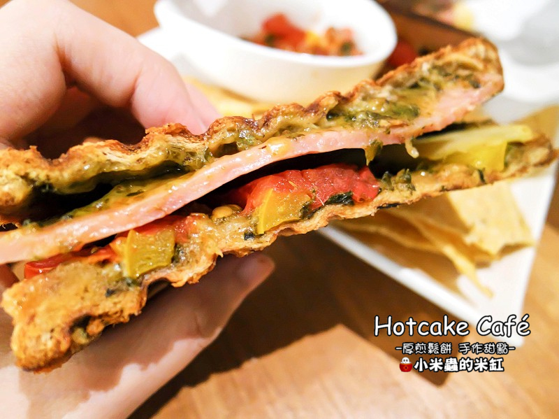 【捷運南京三民站】Hotcake Café 厚煎鬆餅 手作甜點，隱身在巷弄裡的早午餐店，厚鬆餅真的很邪惡誘人耶!!(不限時咖啡廳/免服務費/免費插座/免費WIFI/台北早午餐、下午茶推薦/民生社區)