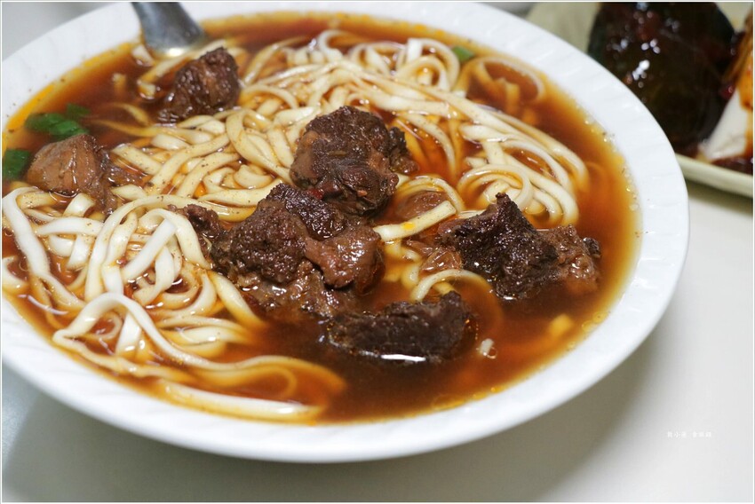 【高雄】川味牛肉麵‧巷口中在地五十年老味道 - 敦 小 蓮の食旅錄