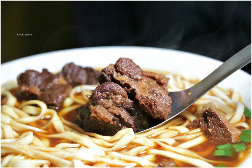 【高雄】川味牛肉麵‧巷口中在地五十年老味道 - 敦 小 蓮の食旅錄