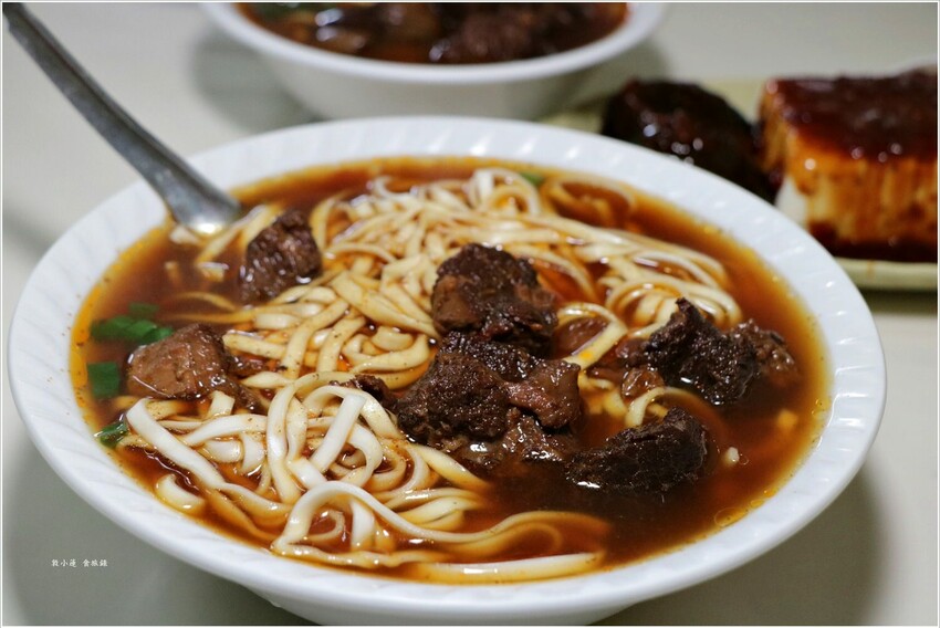 【高雄】川味牛肉麵‧巷口中在地五十年老味道 - 敦 小 蓮の食旅錄