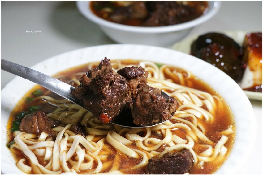 【高雄】川味牛肉麵‧巷口中在地五十年老味道 - 敦 小 蓮の食旅錄