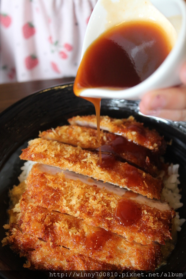 新丼：台北/中山 【新丼-有創意、超新鮮、份量夠、真的讓人很心動!】 捷運中山站