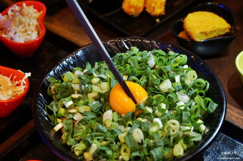 [新北浮誇系丼飯 新丼] 板橋新埔站必吃美食 爆炸滿蔥花 視覺味覺都震撼 湯品白飯無限量供應 - 安妮的天空