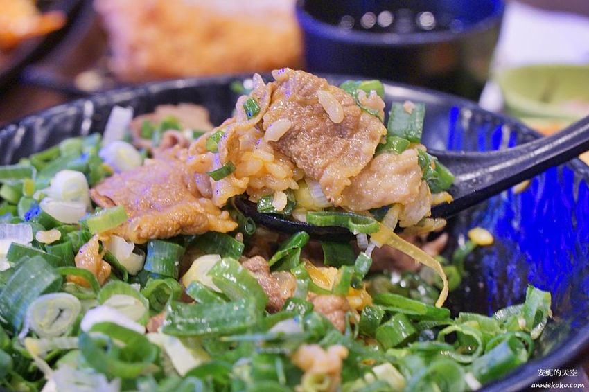 [新北浮誇系丼飯 新丼] 板橋新埔站必吃美食 爆炸滿蔥花 視覺味覺都震撼 湯品白飯無限量供應 - 安妮的天空