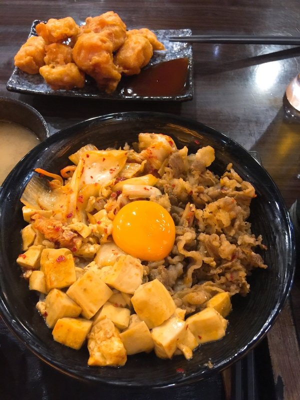 新丼:【捷運中山站美食/21種丼飯】知名創意丼飯料理-新丼~必點「韓式豆腐丼」、「味噌豆腐丼」及「酸甜糖醋炸雞」CP值超高,絕對是你吃飽喝足的好所在喔~