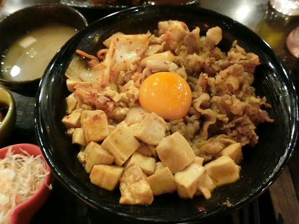 新丼:【捷運中山站美食/21種丼飯】知名創意丼飯料理-新丼~必點「韓式豆腐丼」、「味噌豆腐丼」及「酸甜糖醋炸雞」CP值超高,絕對是你吃飽喝足的好所在喔~