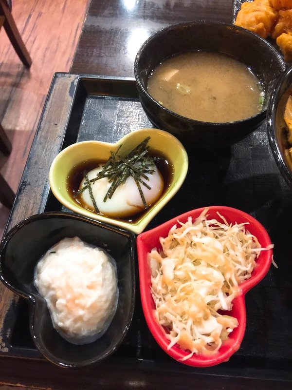 新丼:【捷運中山站美食/21種丼飯】知名創意丼飯料理-新丼~必點「韓式豆腐丼」、「味噌豆腐丼」及「酸甜糖醋炸雞」CP值超高,絕對是你吃飽喝足的好所在喔~