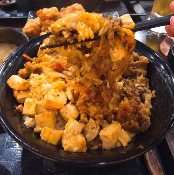 新丼:【捷運中山站美食/21種丼飯】知名創意丼飯料理-新丼~必點「韓式豆腐丼」、「味噌豆腐丼」及「酸甜糖醋炸雞」CP值超高,絕對是你吃飽喝足的好所在喔~