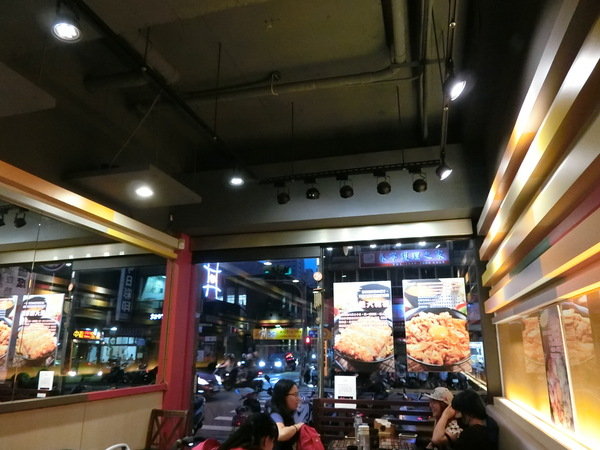 新丼:【捷運中山站美食/21種丼飯】知名創意丼飯料理-新丼~必點「韓式豆腐丼」、「味噌豆腐丼」及「酸甜糖醋炸雞」CP值超高,絕對是你吃飽喝足的好所在喔~