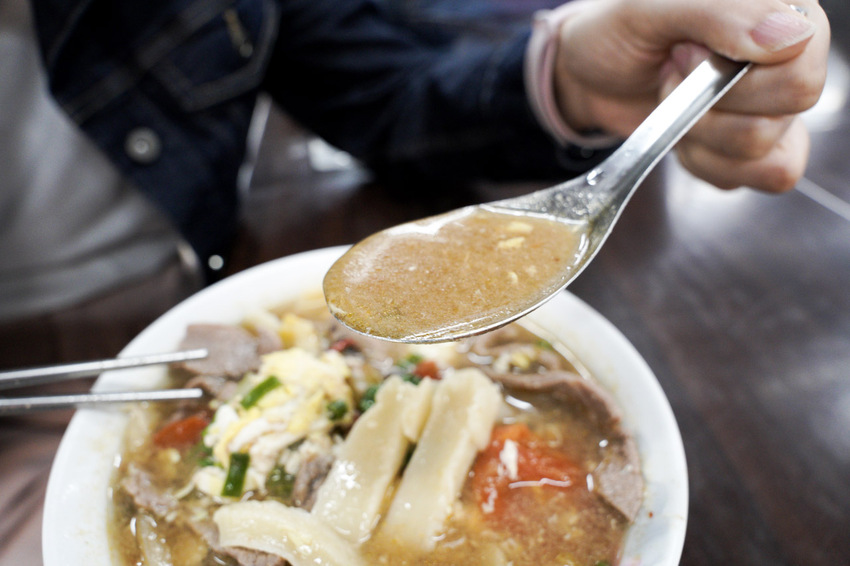 南門市場美食|合歡刀削麵.台北好吃的番茄牛肉麵,一定要來1碗 中正紀念堂旁邊南門市場美食,有間合歡刀削麵,它的招牌番茄牛肉麵,絕對是在台北好吃的番茄牛肉麵。