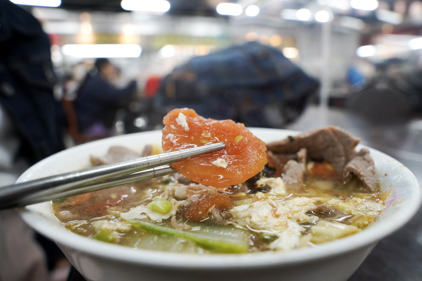 南門市場美食|合歡刀削麵.台北好吃的番茄牛肉麵,一定要來1碗 中正紀念堂旁邊南門市場美食,有間合歡刀削麵,它的招牌番茄牛肉麵,絕對是在台北好吃的番茄牛肉麵。