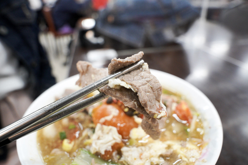 南門市場美食|合歡刀削麵.台北好吃的番茄牛肉麵,一定要來1碗 中正紀念堂旁邊南門市場美食,有間合歡刀削麵,它的招牌番茄牛肉麵,絕對是在台北好吃的番茄牛肉麵。