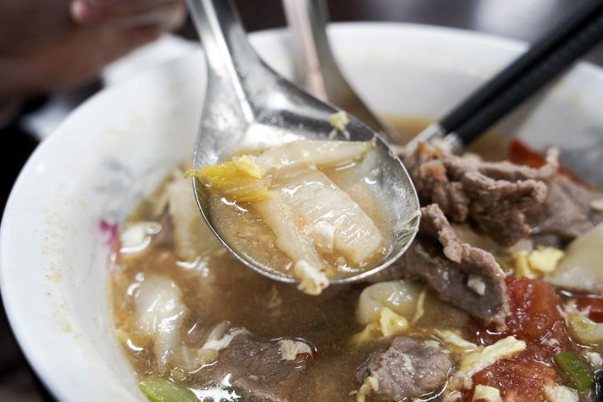 南門市場美食|合歡刀削麵.台北好吃的番茄牛肉麵,一定要來1碗 中正紀念堂旁邊南門市場美食,有間合歡刀削麵,它的招牌番茄牛肉麵,絕對是在台北好吃的番茄牛肉麵。