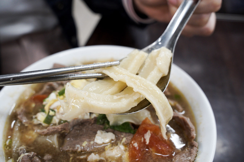 南門市場美食|合歡刀削麵.台北好吃的番茄牛肉麵,一定要來1碗 中正紀念堂旁邊南門市場美食,有間合歡刀削麵,它的招牌番茄牛肉麵,絕對是在台北好吃的番茄牛肉麵。