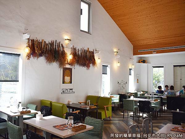 R9Cafe10-2樓像教堂般的挑高屋頂.JPG
