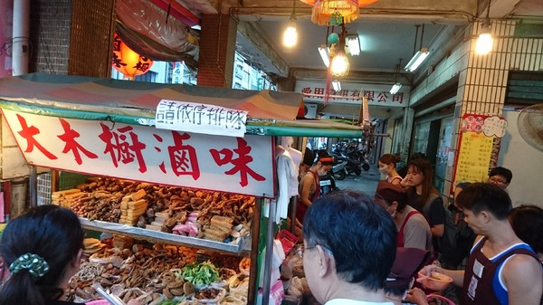 大木櫥滷味：高雄~大木櫥滷味~美味的平價小吃~人氣排隊店家~必吃的好滋味~