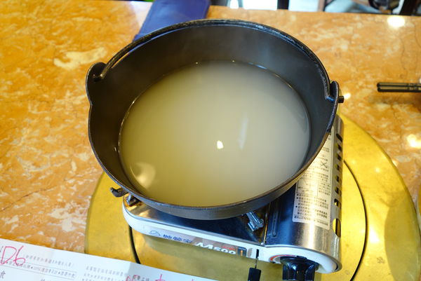 吳阿水老茶館(原吳阿火打邊爐)：吳阿水老茶館 ~ 雙連市場旁．海鮮套餐超澎派的啦 - 捷運雙連站