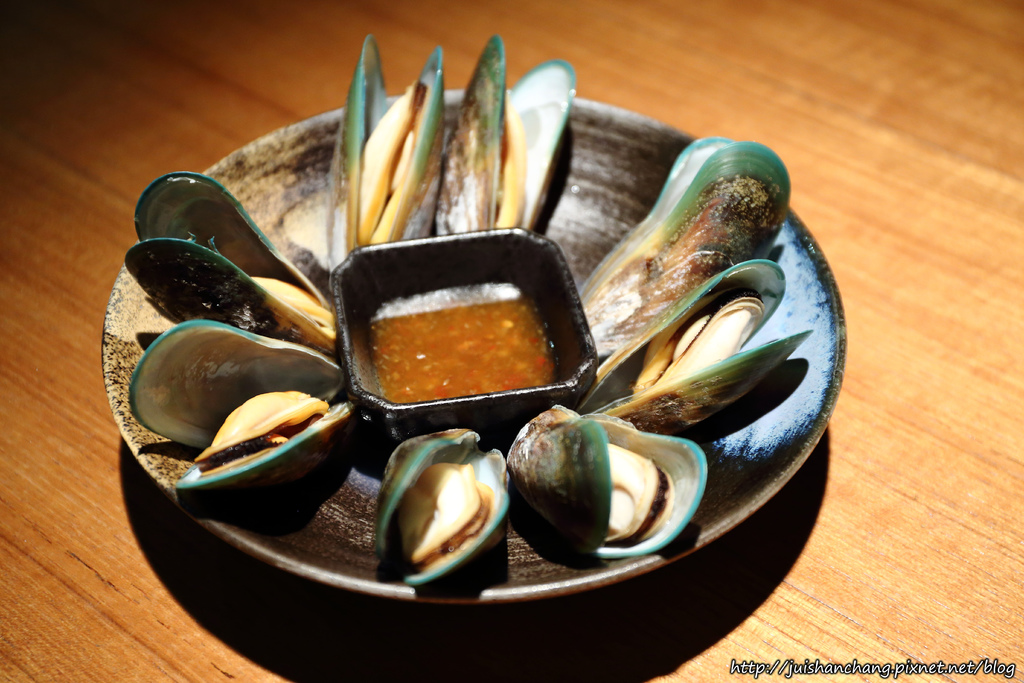 跟台湾的「孔雀蛤」很像,可是口感差很大!