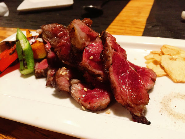 2月份生日聚會。頂焰精肉小酒館。奢華極致的香檳生蠔。餐點品質表現普通。