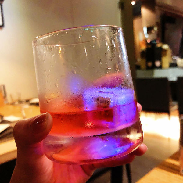 2月份生日聚會。頂焰精肉小酒館。奢華極致的香檳生蠔。餐點品質表現普通。