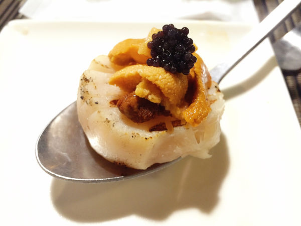 2月份生日聚會。頂焰精肉小酒館。奢華極致的香檳生蠔。餐點品質表現普通。