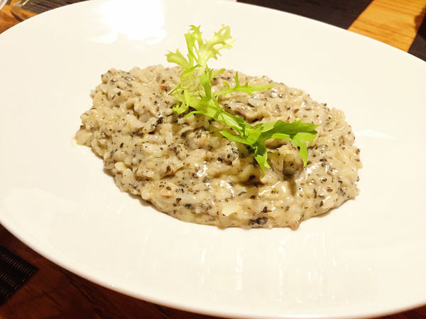 2月份生日聚會。頂焰精肉小酒館。奢華極致的香檳生蠔。餐點品質表現普通。