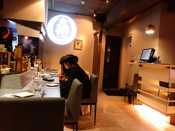 2月份生日聚會。頂焰精肉小酒館。奢華極致的香檳生蠔。餐點品質表現普通。