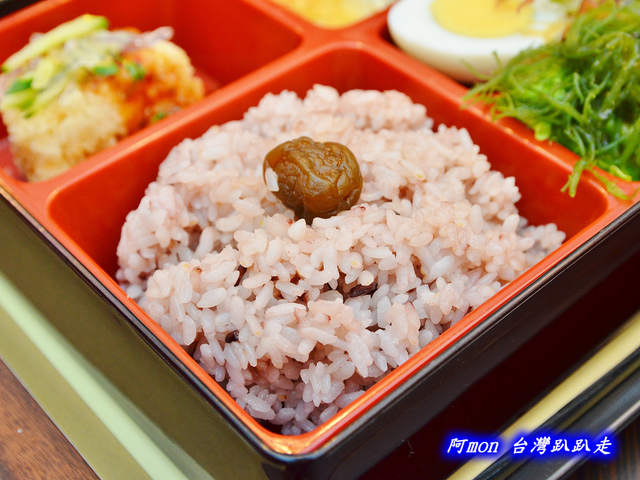 <台中西區>食記:囍料理~精緻美味的料理餐盒和特色火鍋~推薦紹子鍋和皮蛋鍋，下午時段用餐再打9折