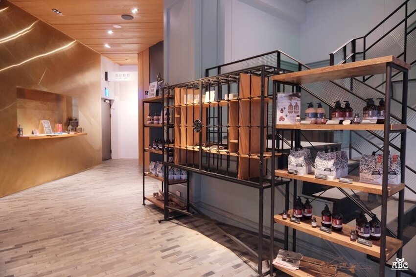 台中住宿紅點文旅|文青潮酷風格旅店，超大溜滑梯、膠囊咖啡機，走路就到中華路夜市！